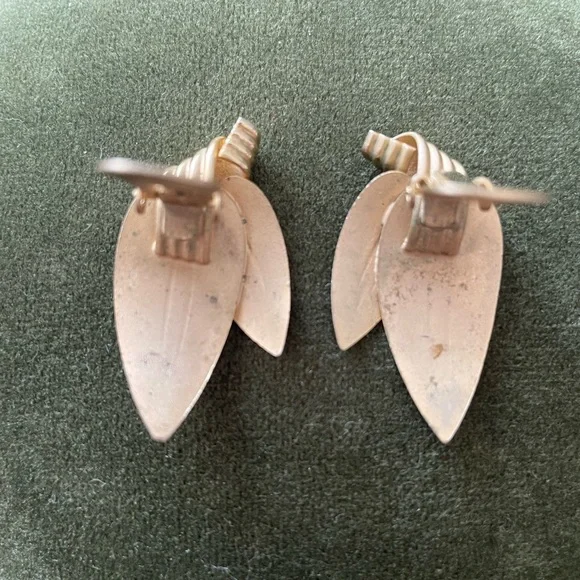 Vintage Leaf Brooch/Pin & Earrings, Brushed Gold Tone w/Faux Pearls, Unsigned - Picture 5 of 6